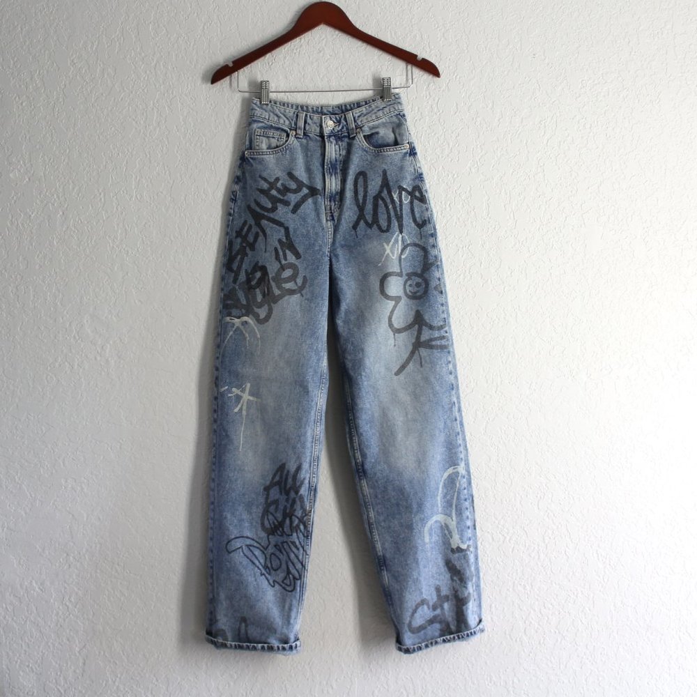 H&M Graffiti ultra High Waisted Wide Leg Jeans Size 0 / inseam 32 - Picture 1 of 15